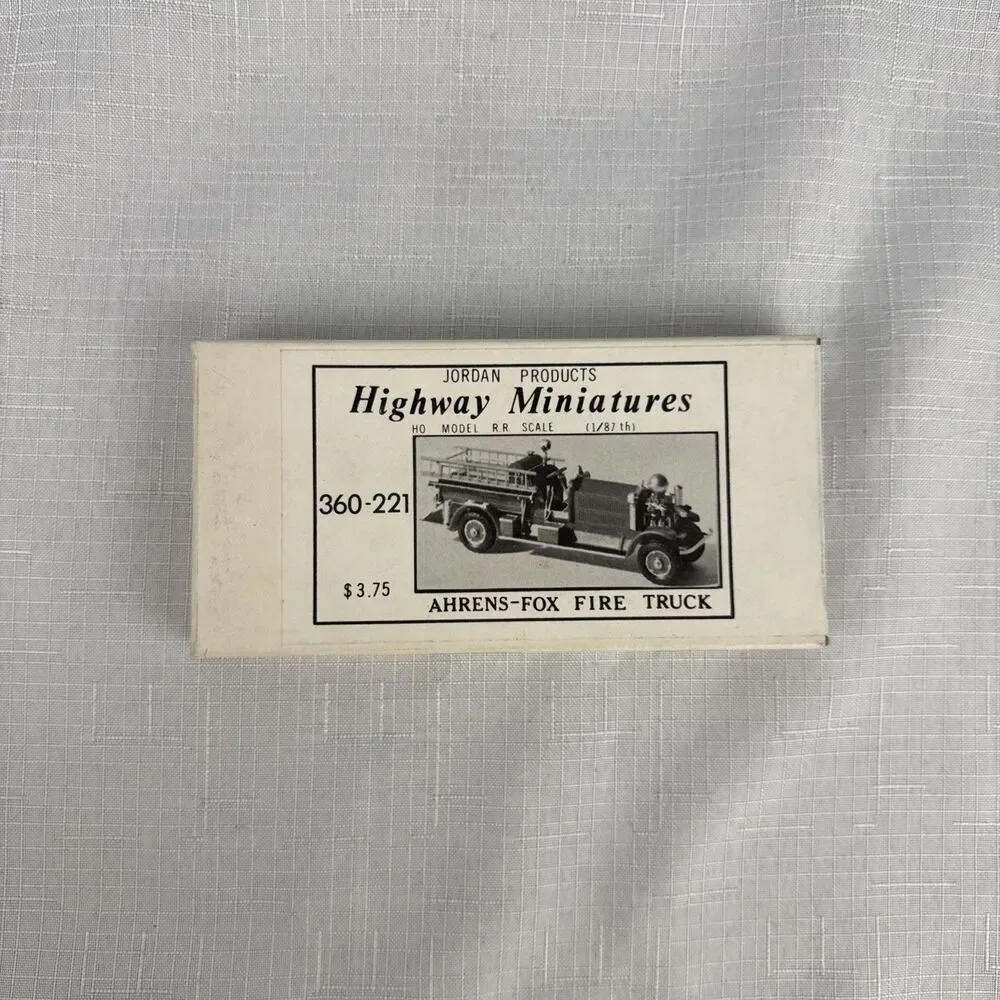 Highway Minatures 1:87 Ahrens-Fox Fire Truck #221